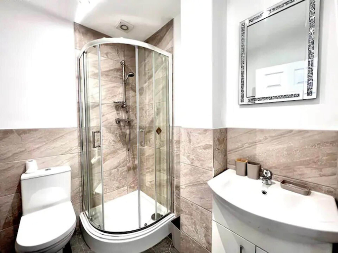 Bathroom, Immaculate 2-bed Apartment in Liverpool, Sefton