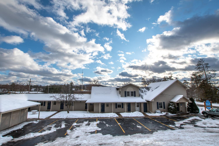Exterior & Views, Boyne City Motel, Charlevoix