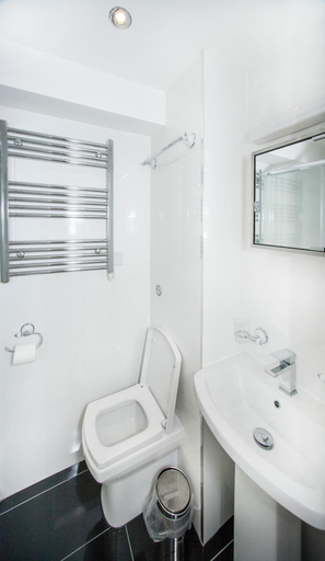 Bathroom 4, Classic Hyde Park Hotel, London