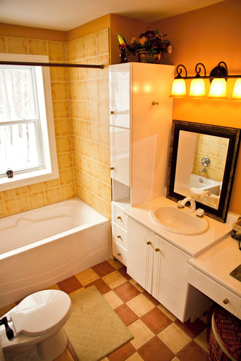 Bathroom 3, The Hidden Treasure - Le Trésor Caché, Les Collines-de-l'Outaouais