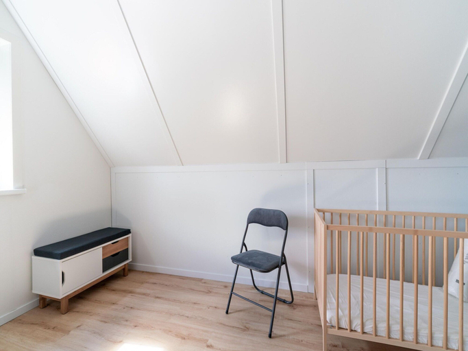 Room 3, Coastal Getaway w/ Sauna, Tholen