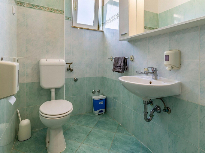 Bathroom 3, Inviting Apartment in Banjole near Veruda Lighthouse, Medulin