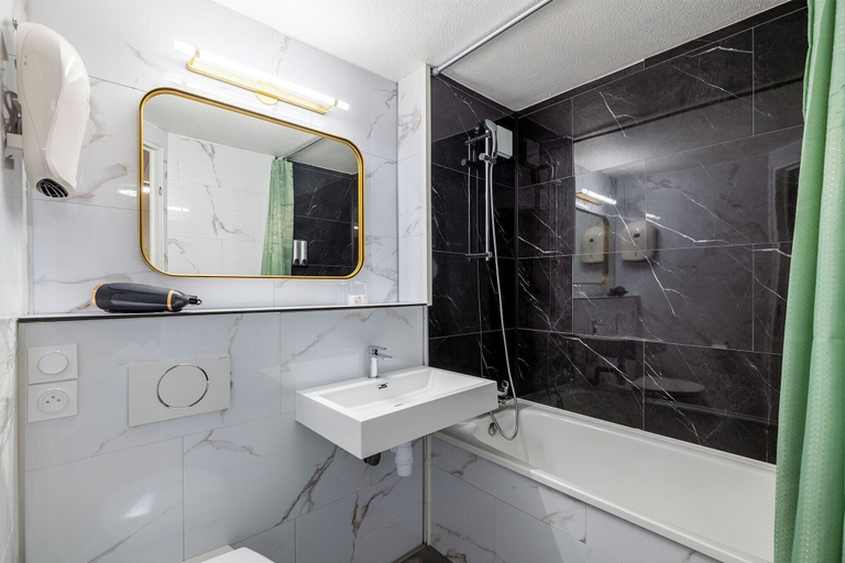 Bathroom 5, Kyriad Bergerac, Dordogne