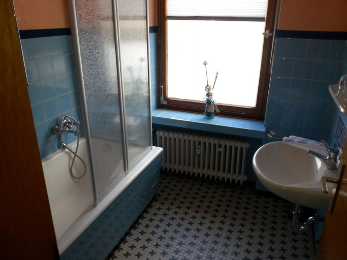 Bathroom 10