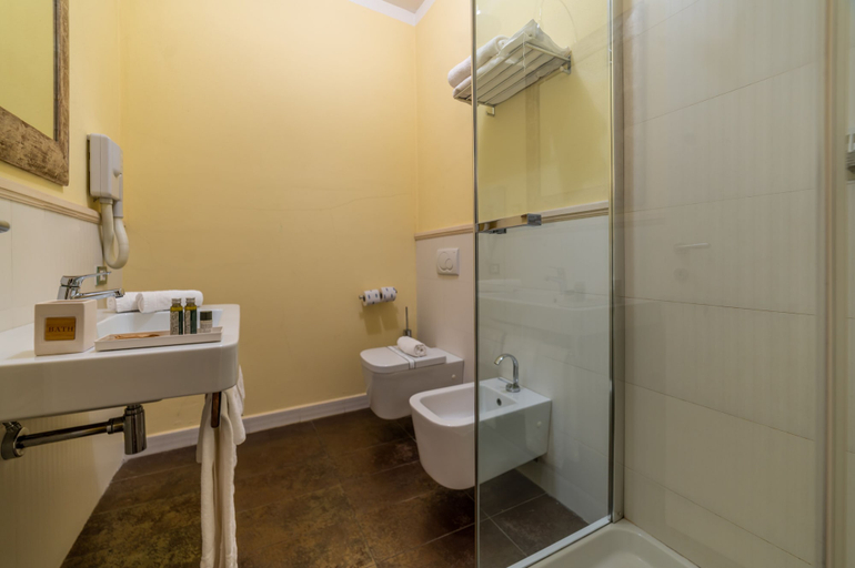 Bathroom 5, Albergo Falterona, Arezzo