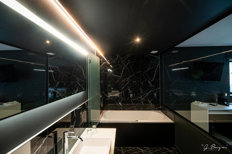 Bathroom 4, Boutique Hotel, La Cour de la Reine, Rooftop & Bistronomique Restaurant, Liège