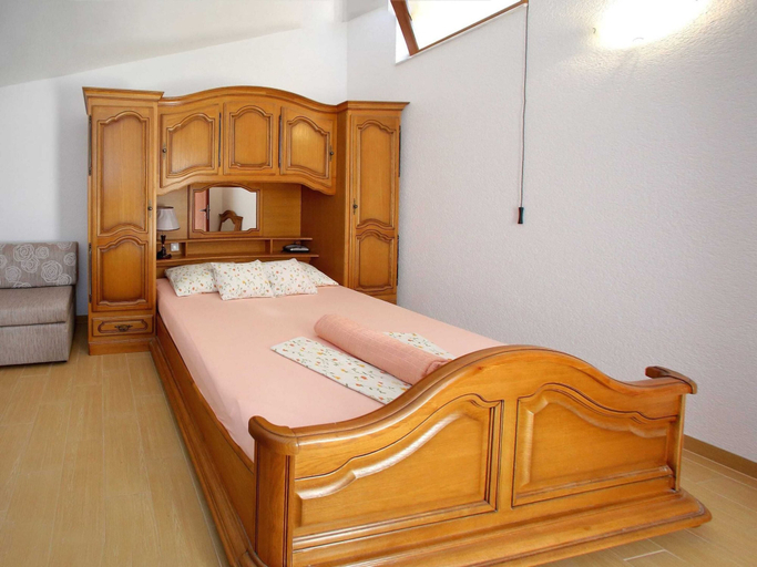 Bedroom 3, Fantastic Holiday Home With Amazing Garden, Private Pool, Directly on the Beach, Starigrad