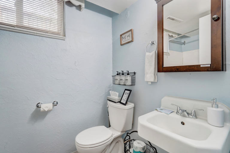 Bathroom 4, Colorado Bay B, El Paso