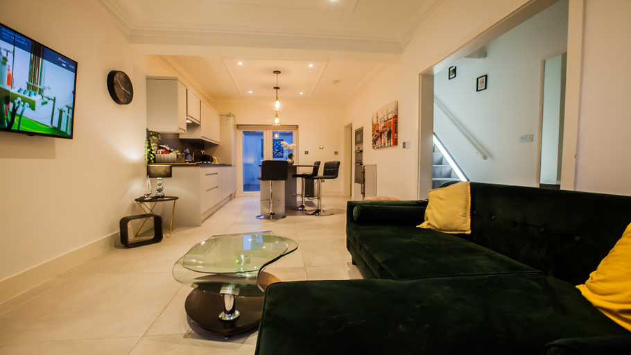 Others 3, Surbiton Luxury Garden House 19A, London