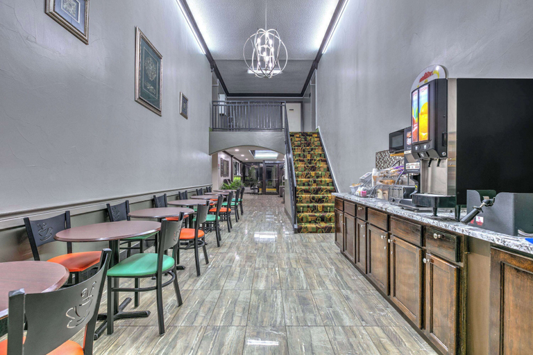 Food & Drinks 5, Super 8 by Wyndham Grand Prairie North, Dallas