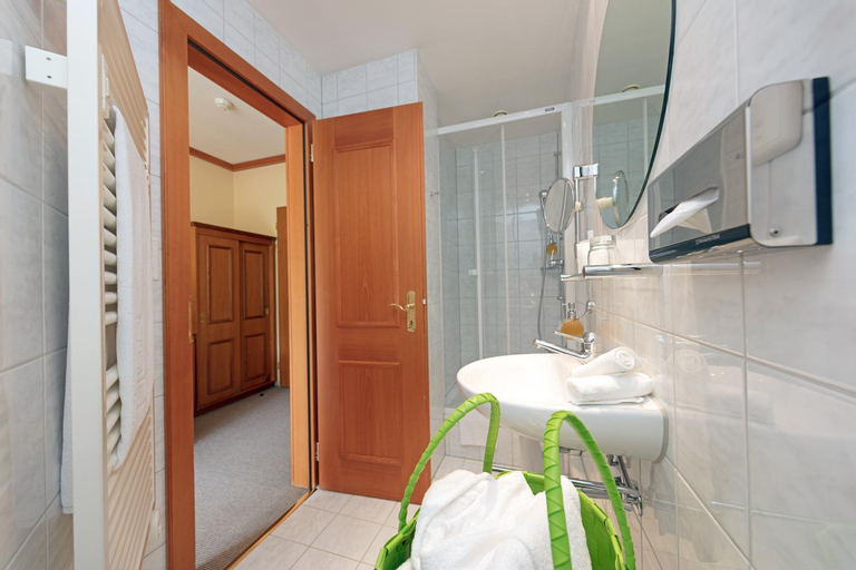 Bedroom 5, BEATUS Wellness- & Spa-Hotel, Thun