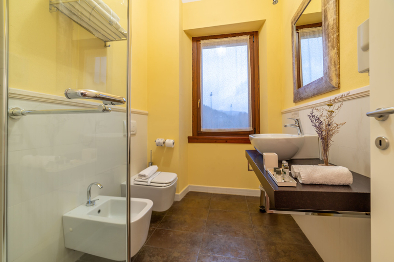 Bathroom 5, Albergo Falterona, Arezzo
