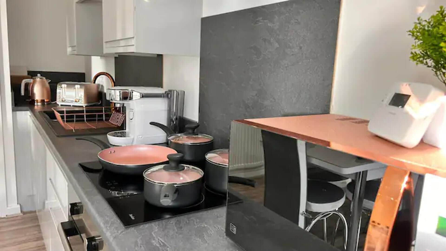 Others 5, Immaculate 2-bed Apartment in Liverpool, Sefton