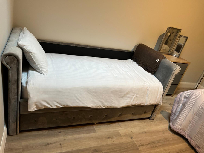 Bedroom 2, Knockreagh Farm Cottages Mountain or Cedar views