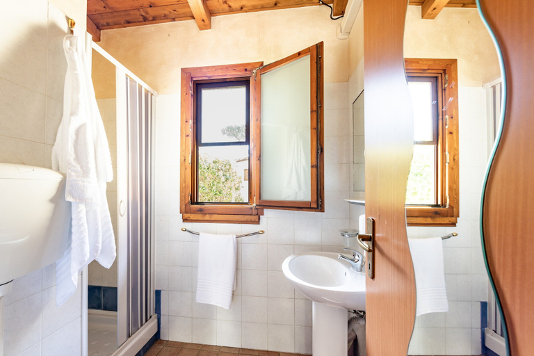 Bathroom 4, Holiday Village, Latina