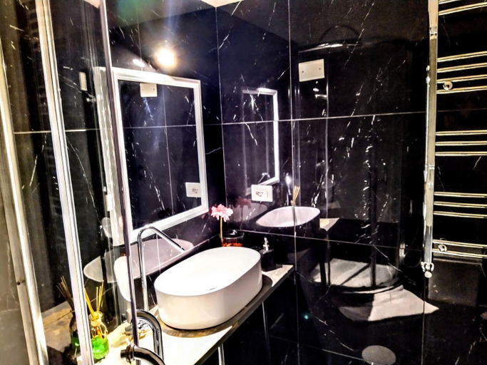 Bathroom 3, NIK Suite, Rome