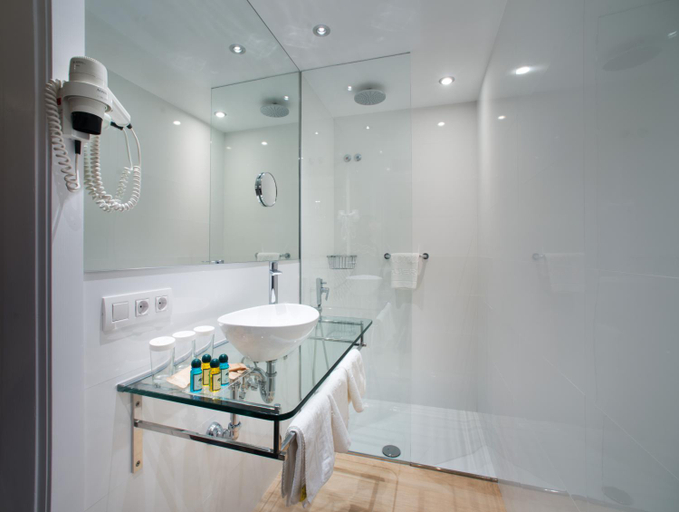 Bathroom 4, ibis Styles Figueres Ronda, Girona