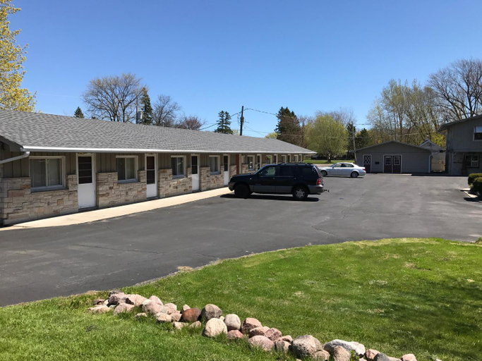 Others 5, Marinette Inn, Marinette