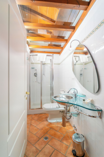Bathroom 5, Albergo Falterona, Arezzo
