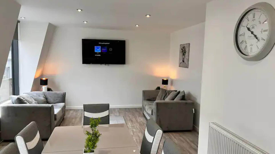 Others 3, Immaculate 2-bed Apartment in Liverpool, Sefton