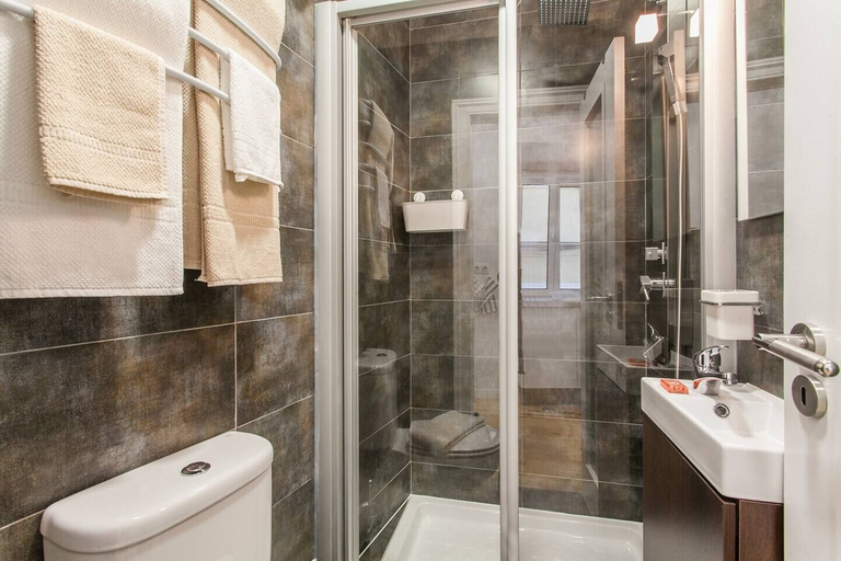 Bathroom, Hidden Gem in Alfama, Lisbon