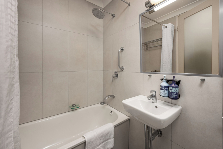 Bathroom 5, City Limits Hotel, Melbourne