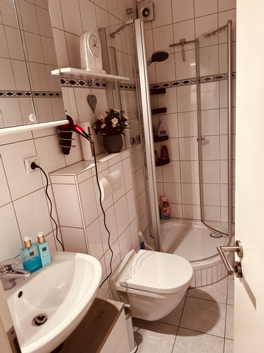 Bedroom 3, 4 Zimmer 11 Personen Wohnung Garten Terrasse Grill 2 Badezimmer, Wuppertal