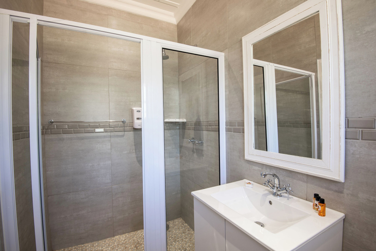 Bathroom 4, Arebbusch Travel Lodge, Windhoek East