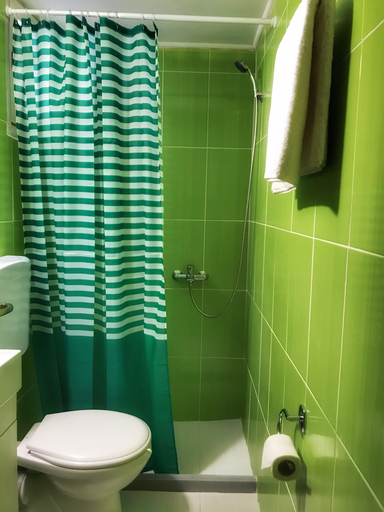 Bathroom 5, Midway Point Apts, Crete