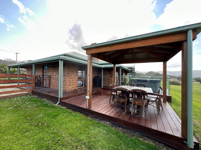 Exterior & Views 1, Serenity by the Sea Cottage in Apollo Bay with Jacuzzi, Colac-Otway - South