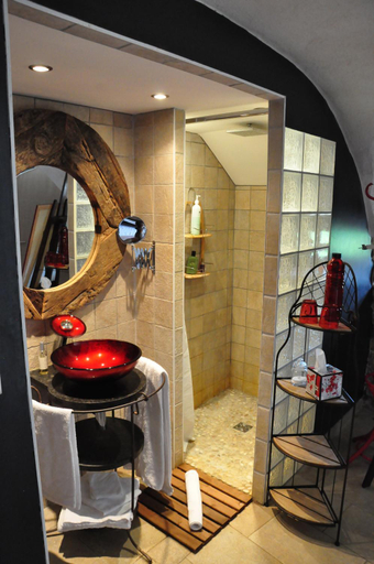 Bathroom 5, Le Clos du Cher en Beaujolais, Rhône