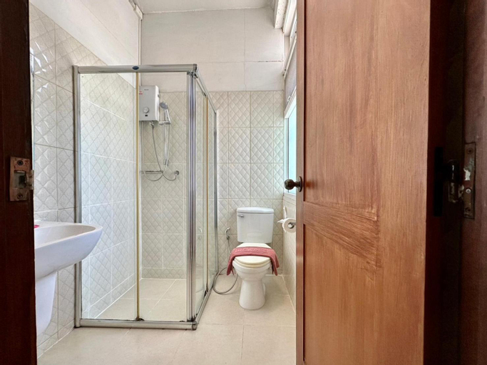 Bathroom 12