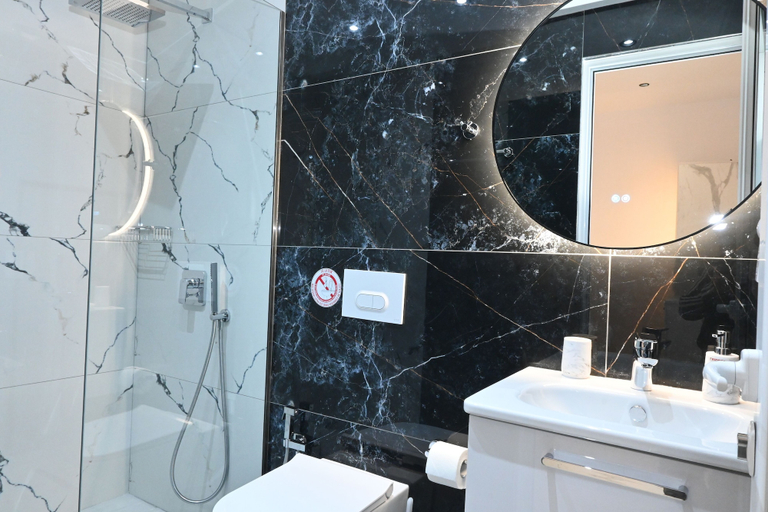 Bathroom 3, Vila La Familia, Sarandës