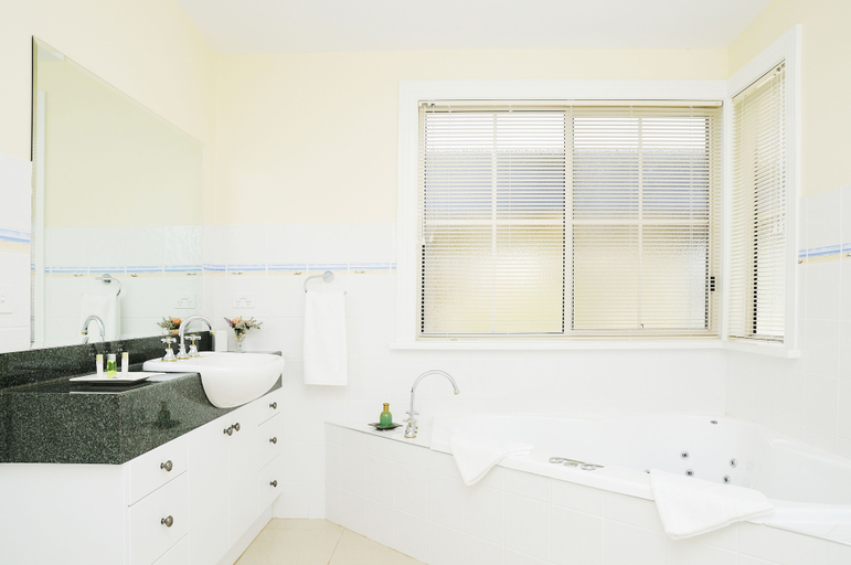 Bathroom 4, Waverley House Cottages, E. Gippsland - Bairnsdale