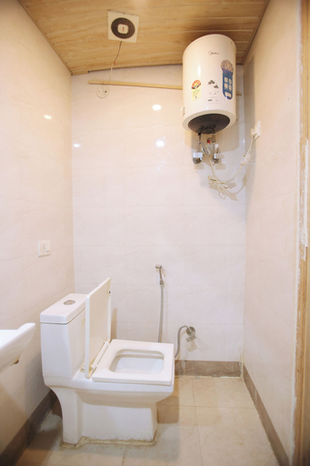 Bathroom 5, Hotel Aman Inn, Delhi