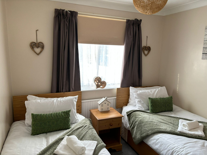 Room 2, 2-bed Bungalow, Sleeps 6, Parking & Pet Friendly, Lincolnshire