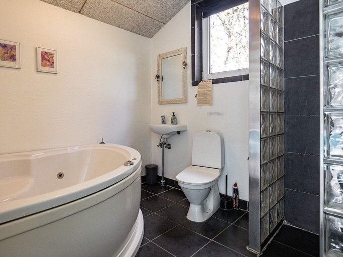 Bathroom 4, Luxury Retreat With Pool, Varde