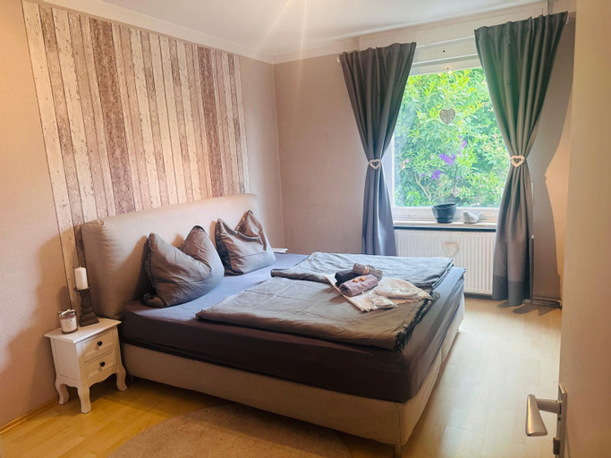Bedroom 2, 4 Zimmer 11 Personen Wohnung Garten Terrasse Grill 2 Badezimmer, Wuppertal