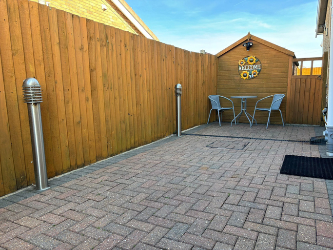 Property grounds 5, 2-bed Bungalow, Sleeps 6, Parking & Pet Friendly, Lincolnshire