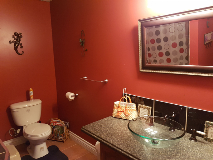 Bathroom 3, The Hidden Treasure - Le Trésor Caché, Les Collines-de-l'Outaouais