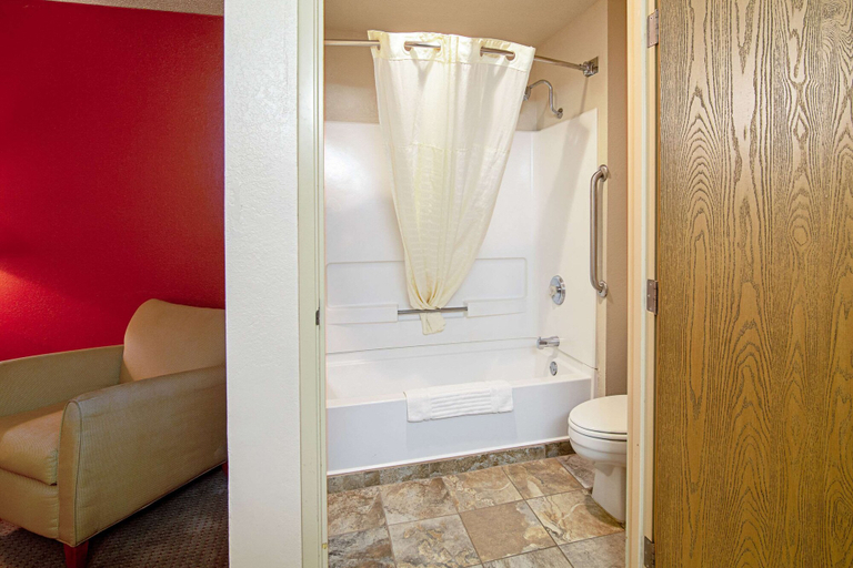 Bathroom 4, Quality Inn Aberdeen, Brown