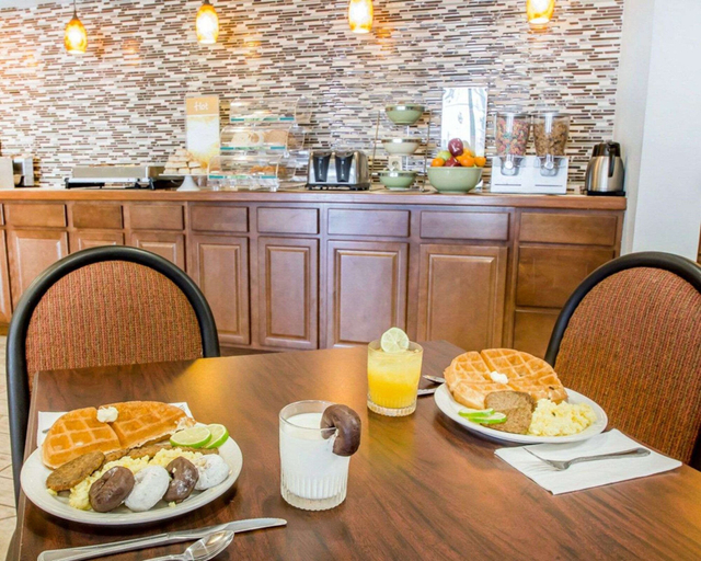 Food & Drinks 5, Quality Inn US65 & E. Battlefield Rd. Springfield, Greene