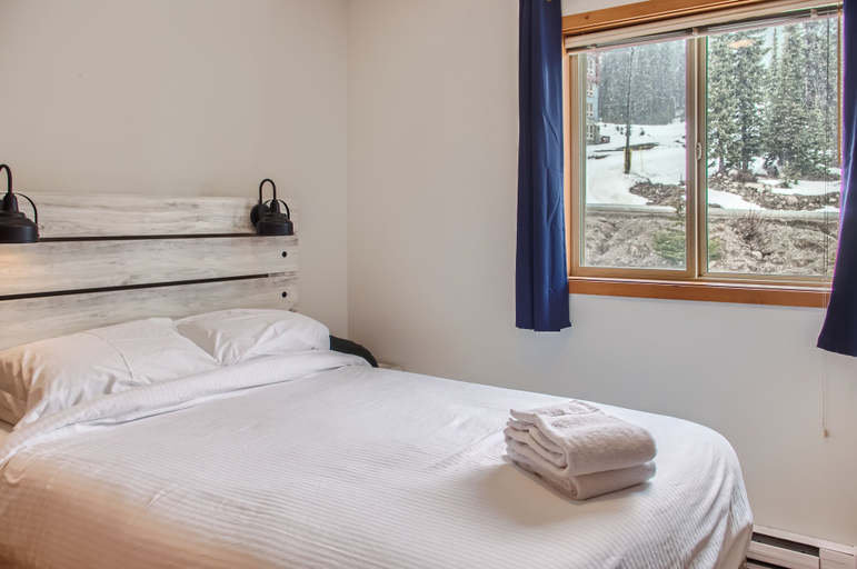 Bedroom 2, Snowy Creek by Okanagan Premier, Kootenay Boundary