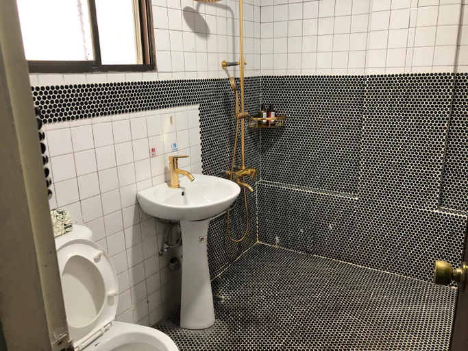 Bathroom 2, A Good Man's Hostel, Hualien