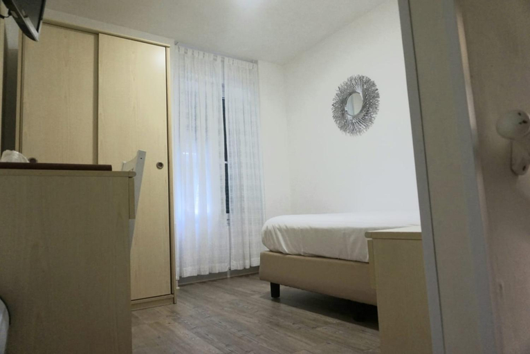 Bedroom 2, Hotel Arcobaleno, Savona