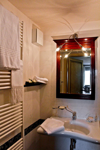 Bathroom 2, Agriturismo Rivella, Cuneo