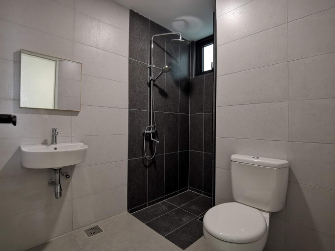 Bedroom 2, 3 bedrooms condo with pools, gym, wifi & washer, Kuching