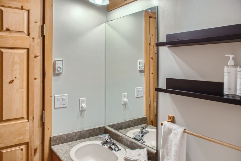 Bathroom 3, Snowy Creek by Okanagan Premier, Kootenay Boundary