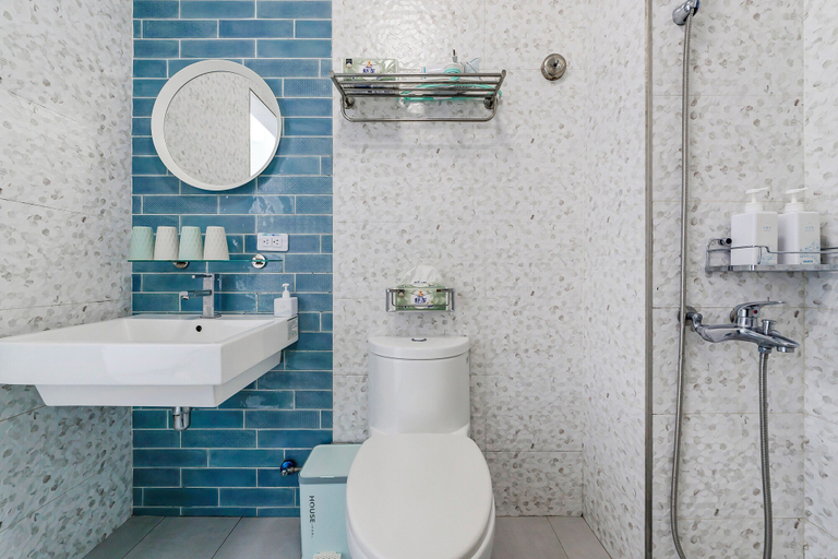 Bathroom 5, Cat at Greece, Pingtung