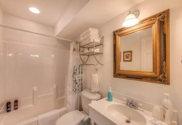 Bathroom 4, The Wen Inn formerly Andor Wenneson, Fillmore